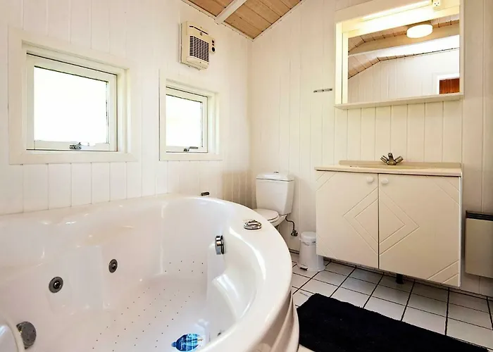 8 Person In Sjolund-by Traum Binderup Strand